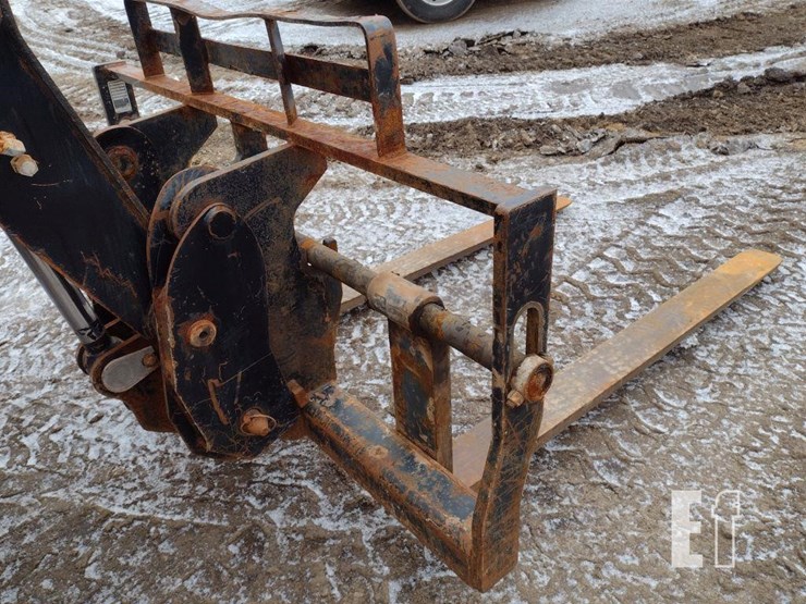 2015-caterpillar-tl1055c-image-19