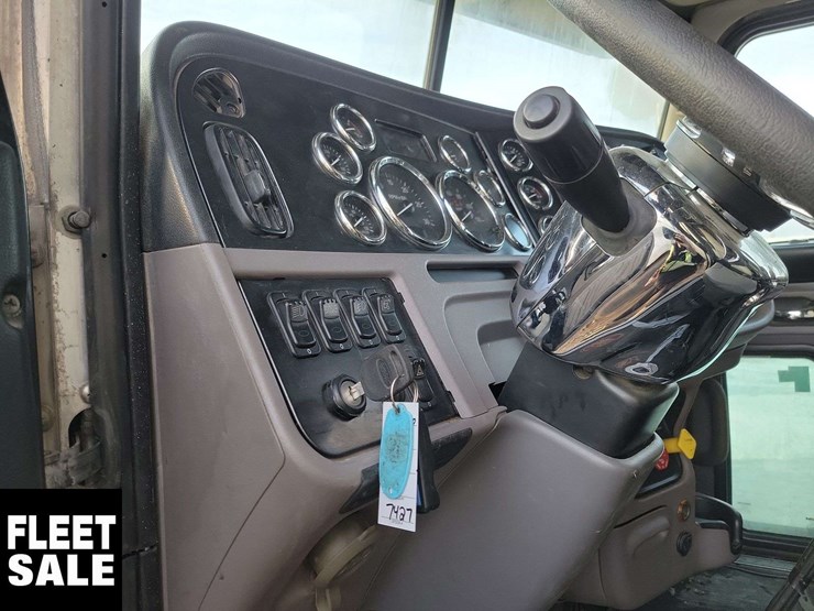 2016-peterbilt-389-image-18