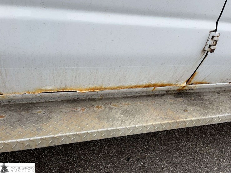 2014-ford-cargo-image-47