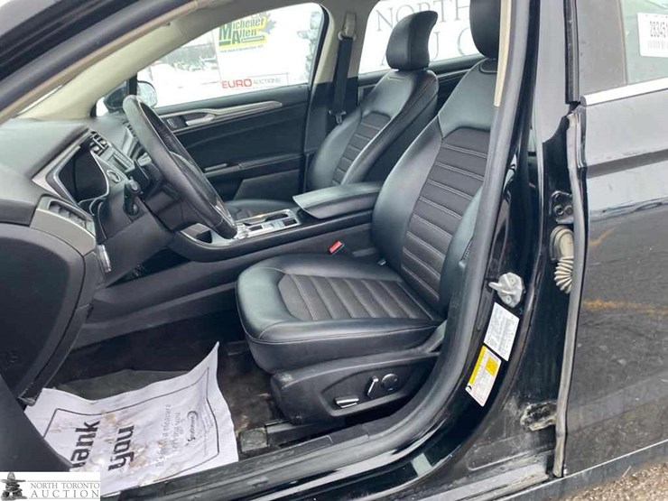 2017-ford-fusion-se-image-13