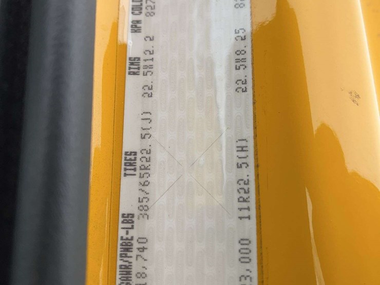 2011-freightliner-m2-106-image-14