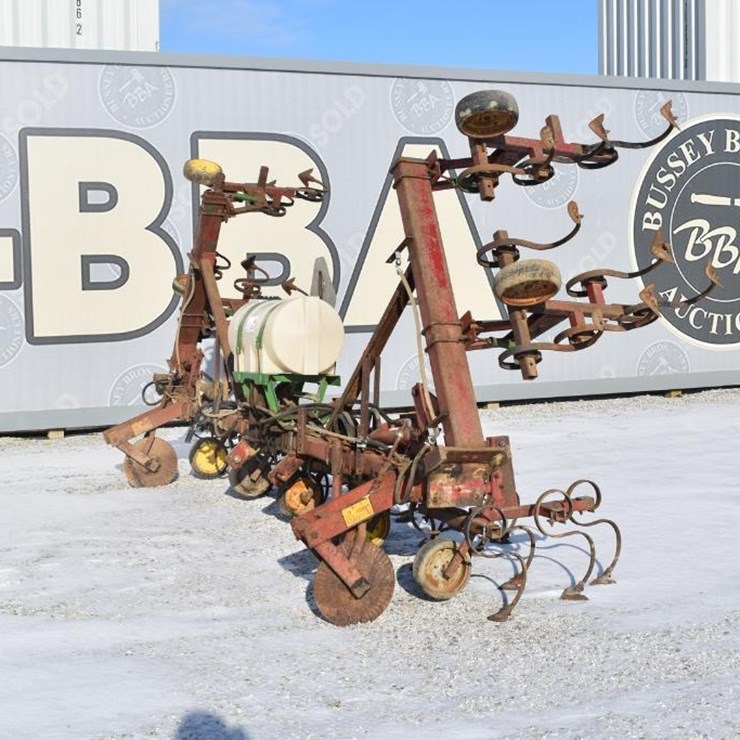 ROW CULTIVATOR 38991