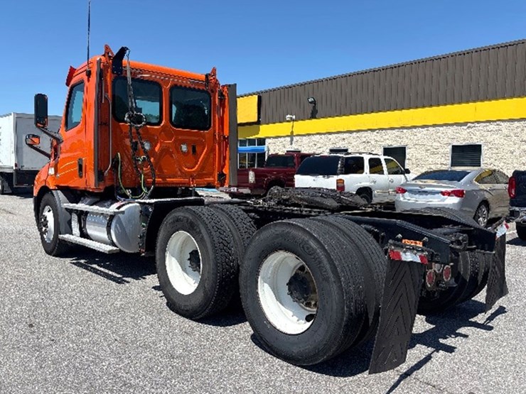 2019-freightliner-cascadia-116-image-2