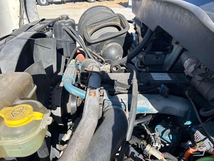 2006-international-bucket-truck-image-8