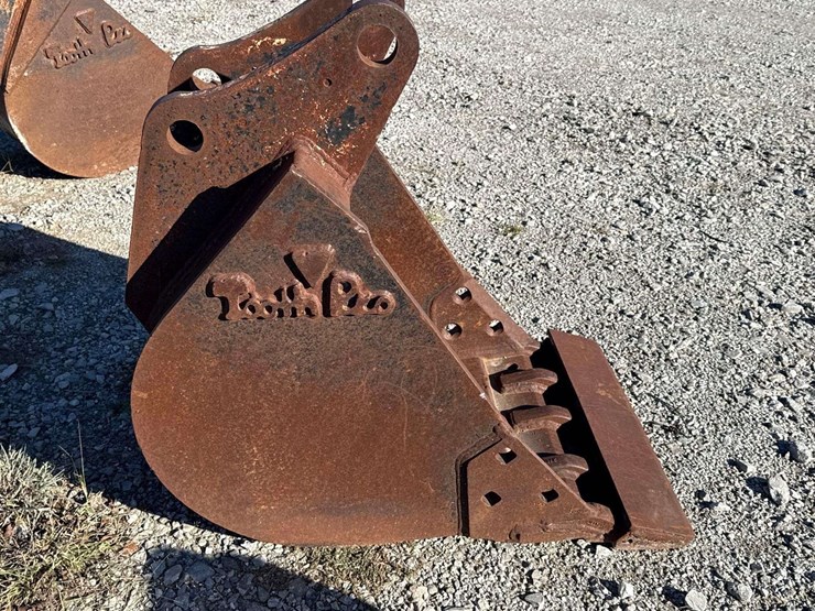 20in-digging-tooth-bucket-excavator-attachment-image-4