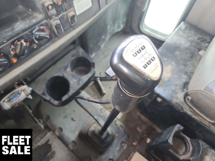 2011-peterbilt-348-image-22