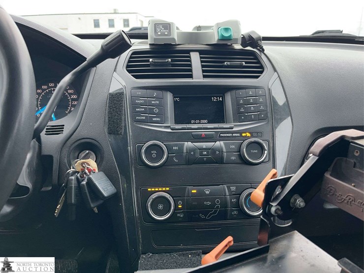 2019-ford-explorer-image-16