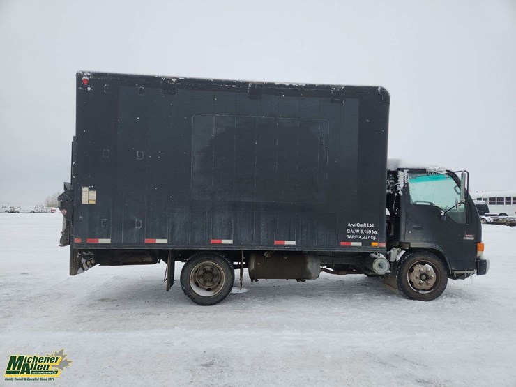 2004-gmc-w5500-image-9