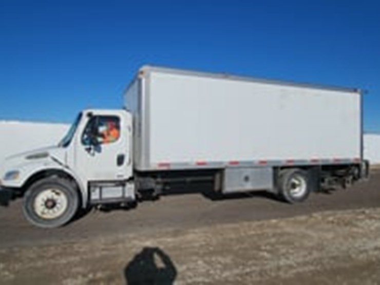 2007-freightliner-m2-106-image-2