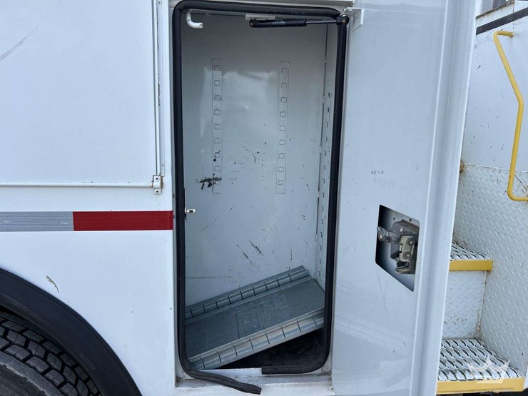 2007-international-derrick-digger-truck-image-32