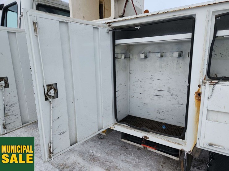 2016-freightliner-m2-106-image-29