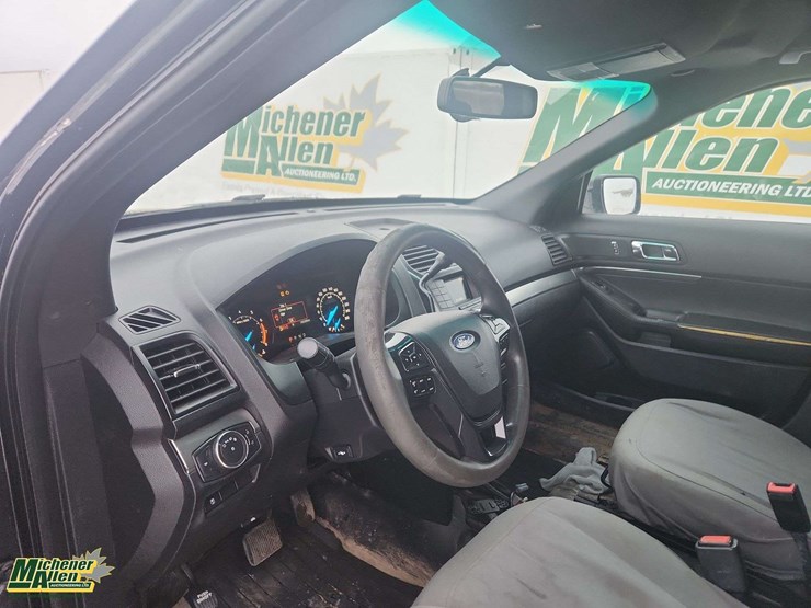 2019-ford-explorer-image-18