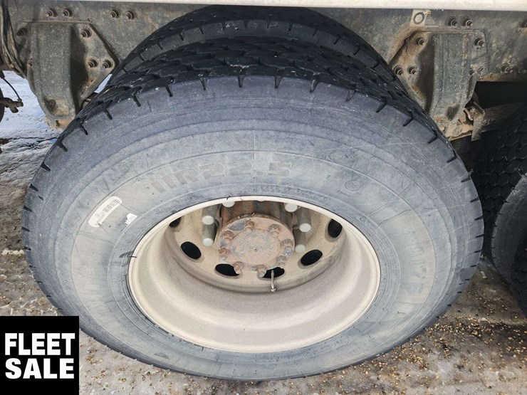 2011-peterbilt-348-image-15