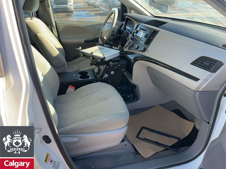 2013-toyota-sienna-image-20