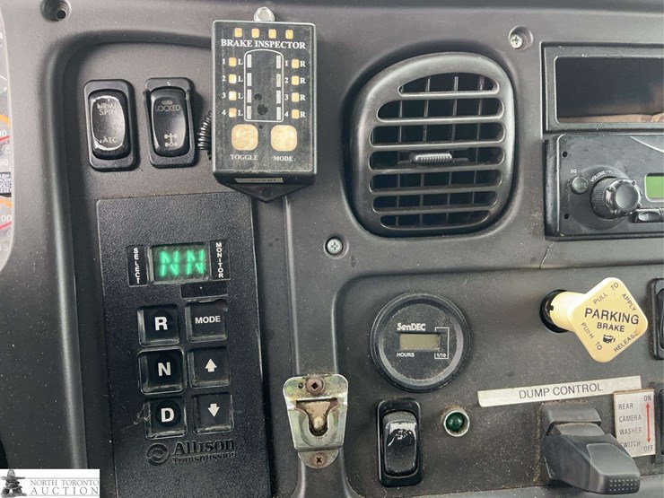 2011-freightliner-m2-106-image-22