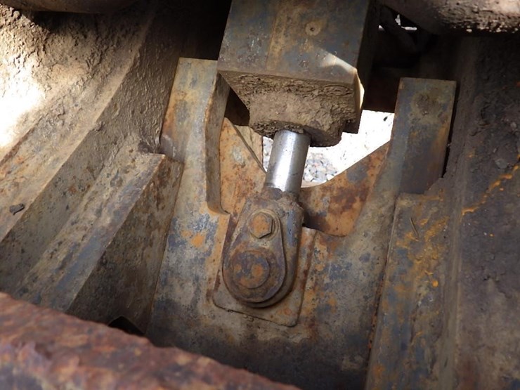 hitachi-zx225us-lc-image-14