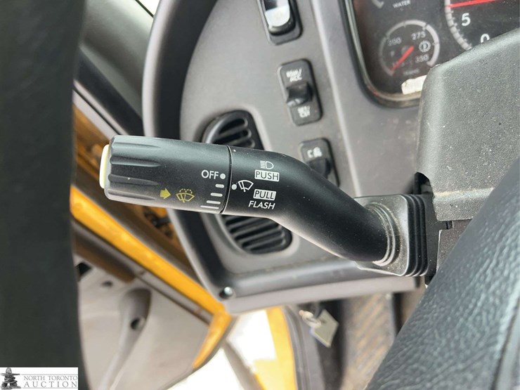 2011-freightliner-m2-106-image-20