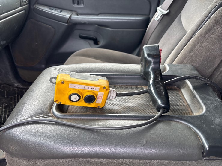 #1113-•-2004-gmc-sierra-pickup-truck-image-37