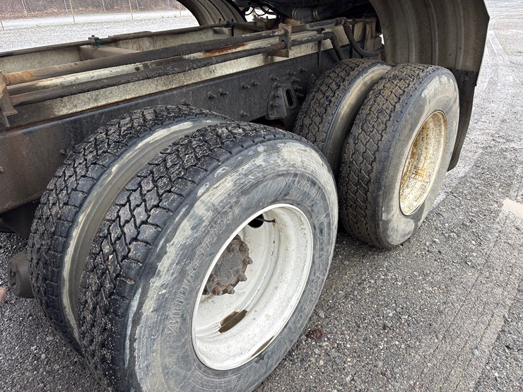 2009-international-7400-image-29