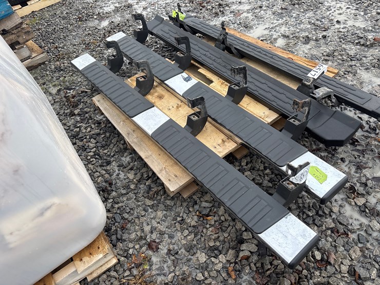 #6518-•-e1.-(2)-chrome-running-boards-for-2020-chevy-silverado-image-3