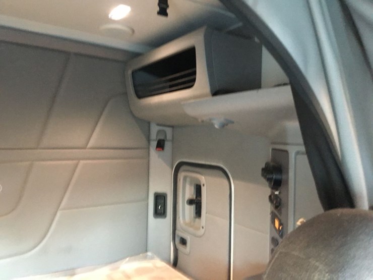 2016-peterbilt-579-image-11