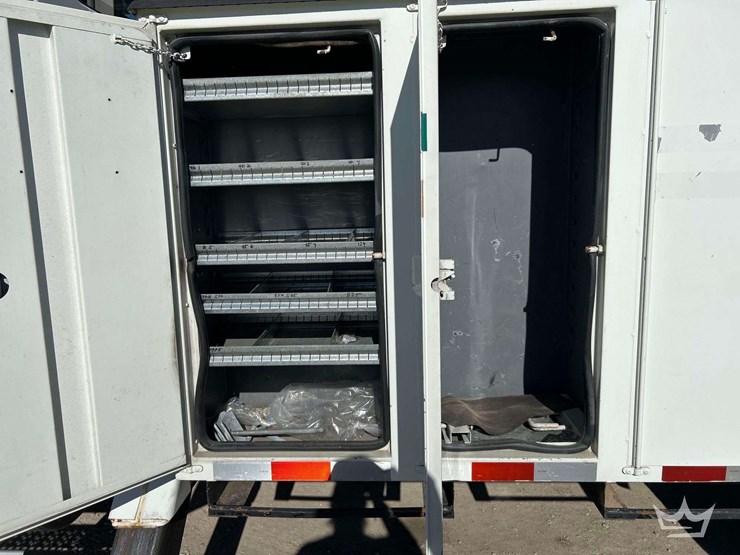 2006-international-bucket-truck-image-19