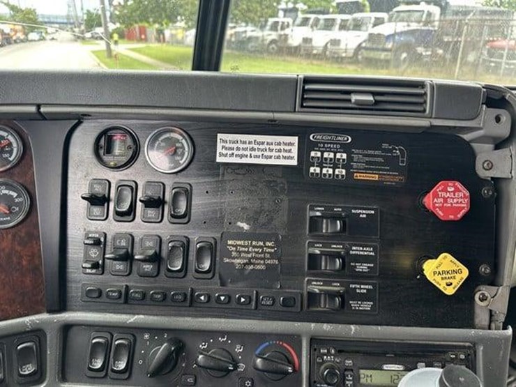 2004-freightliner-st120-truck-image-11