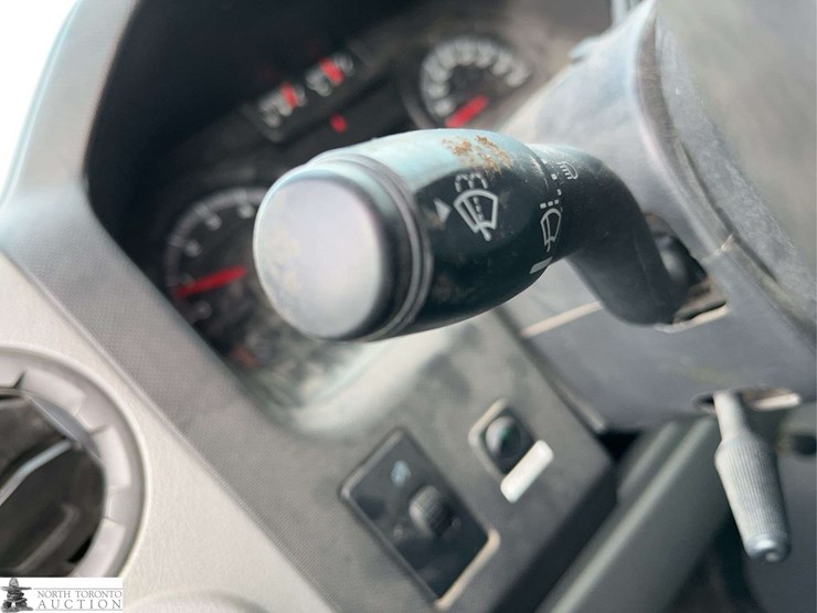 2013-ford-cargo-image-21