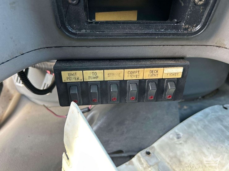 2006-freightliner-m2-bucket-truck-image-19