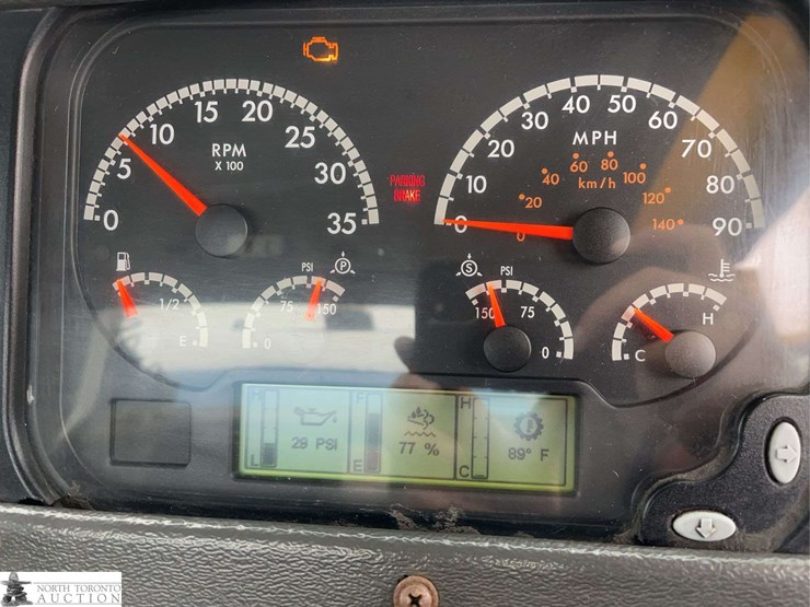 2018-freightliner-m2-106-image-25