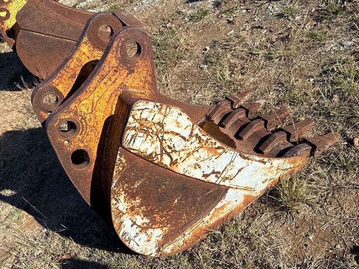 24in-digging-tooth-bucket-excavator-attachment-image-4