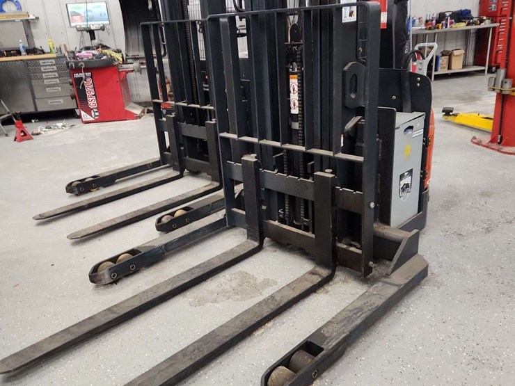 linde-electric-forklift-and-charger-non-operable-linde-wes40-02-4000-lbs-lbs-forklift-image-1