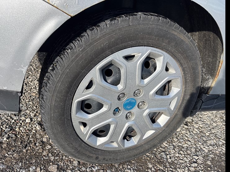 #1110-•-2012-ford-focus-passenger-car-image-21