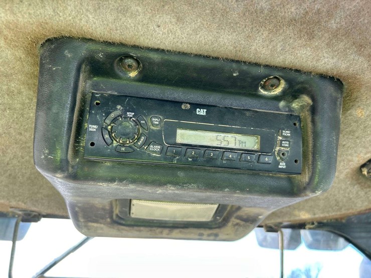 2015-caterpillar-backhoe-image-18