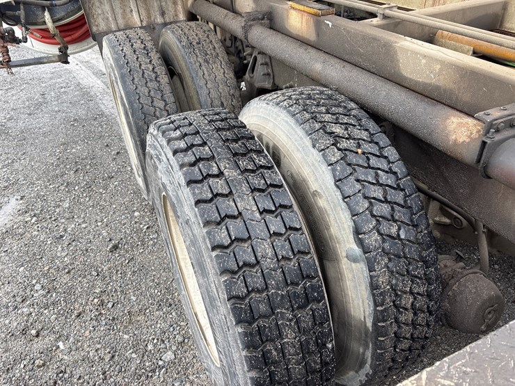 2009-international-7400-image-34