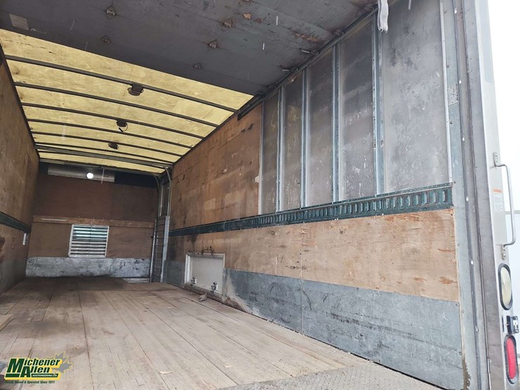 2007-freightliner-m2-106-image-14