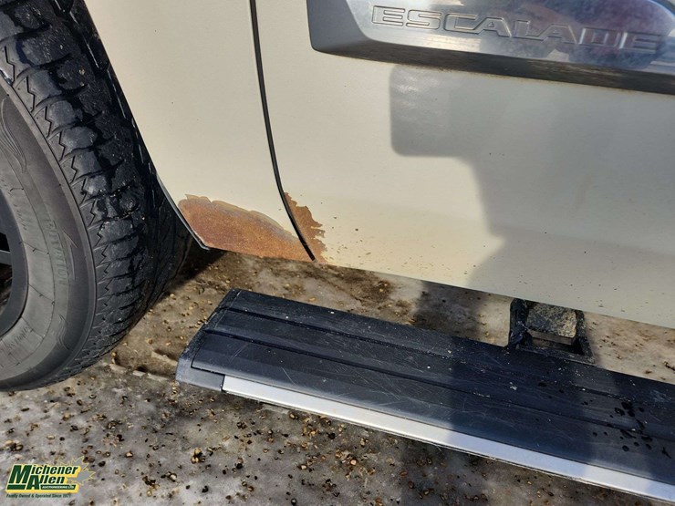 2015-cadillac-escalade-image-39