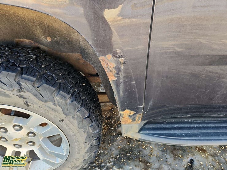 2015-chevrolet-suburban-image-30