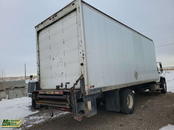 2006-freightliner-m2-106-image-4