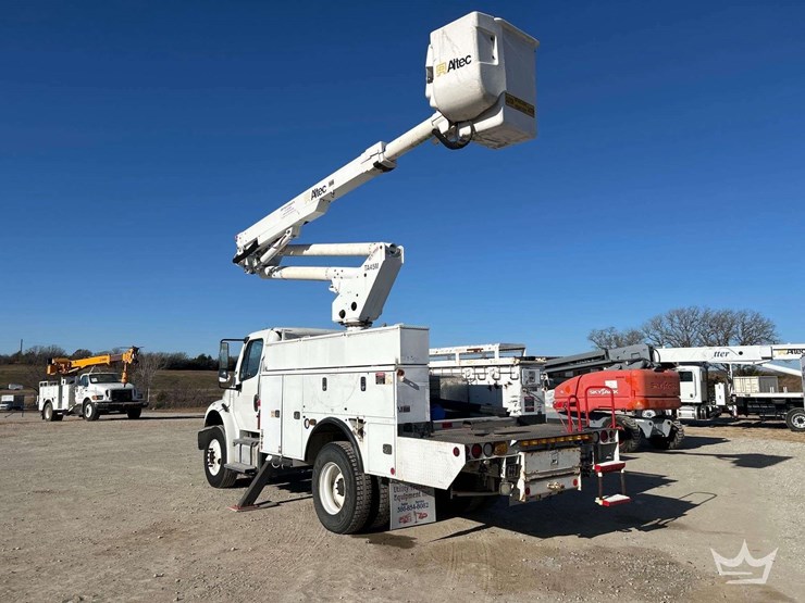 2013-freightliner-m2-bucket-truck-image-2