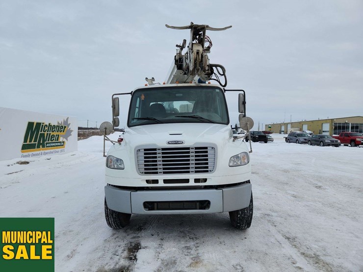 2016-freightliner-m2-106-image-9