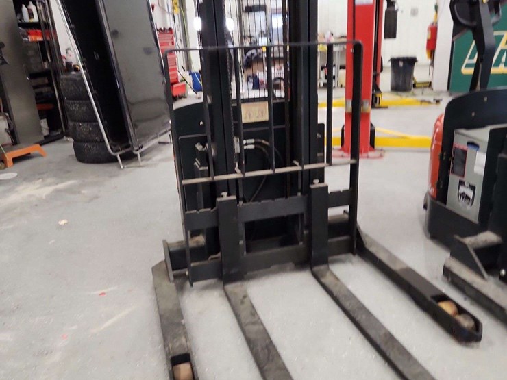 linde-electric-forklift-with-charger-non-operable-linde-ews40-4000-lbs-lbs-forklift-image-5