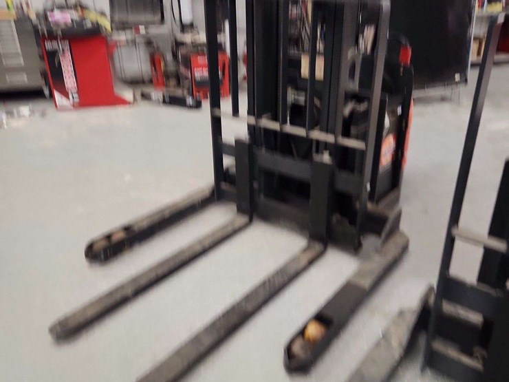 linde-electric-forklift-with-charger-non-operable-linde-ews40-4000-lbs-lbs-forklift-image-4