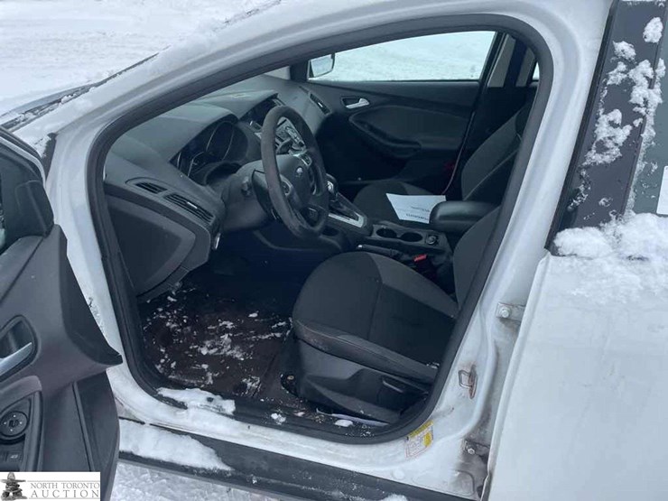 2014-ford-focus-se-image-15