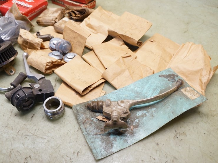 british---triumph-bsa-norton-miscellaneous-parts-lot-image-6