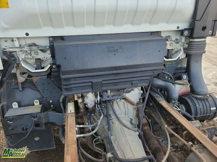 2017-isuzu-npr-image-24