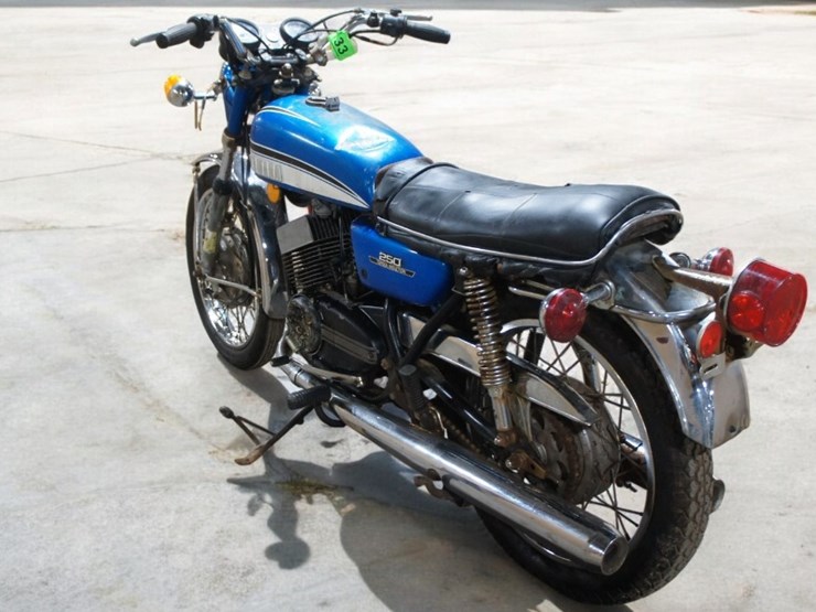 1973-yamaha-rd250-motorcycle-image-3