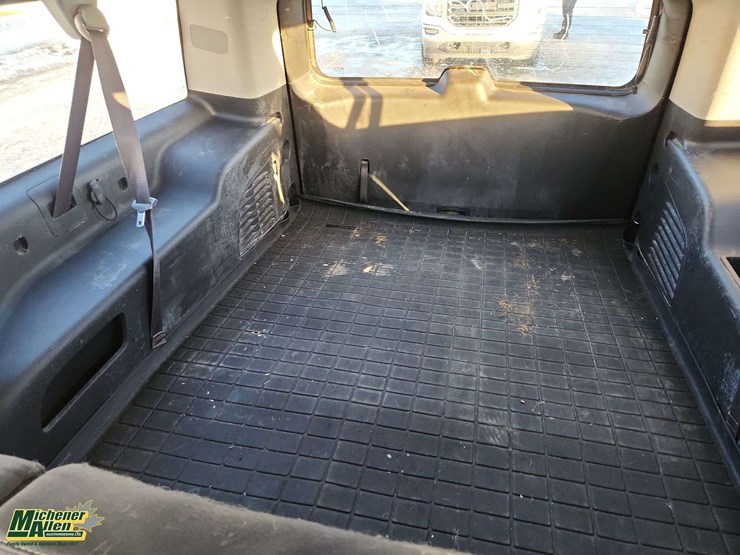 2015-chevrolet-suburban-image-23