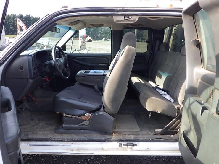 2005-chevrolet-3500-image-19