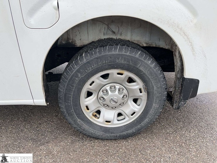 2012-nissan-nv2500hd-image-12